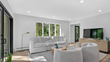 Casa de lujo, vista al jardín | Área de sala de estar