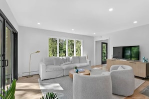 Luxury House, Garden View | Living area - Redding Retreat with Pool (Redding)