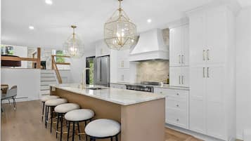 Luxury House, Garden View | Private kitchen | Highchair