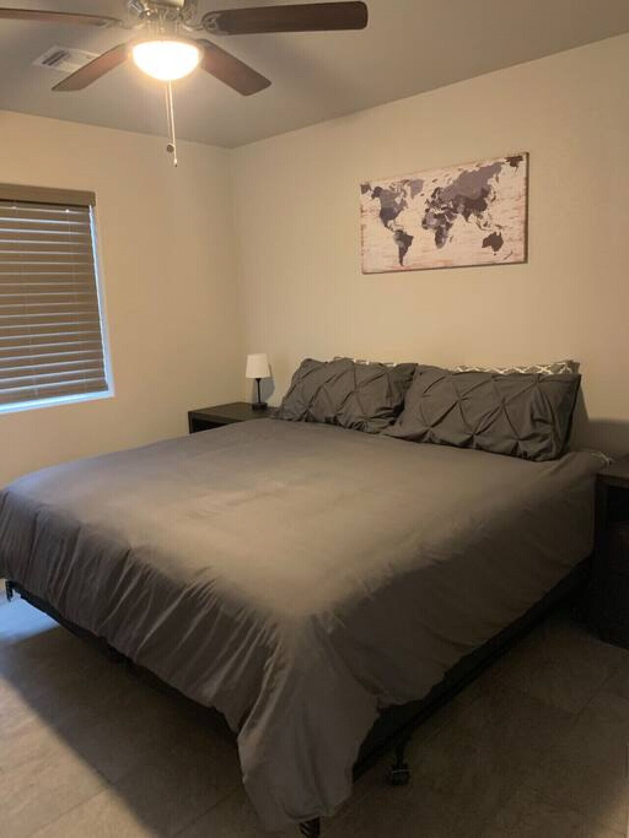 Tabla de planchar con plancha, wifi y ropa de cama 