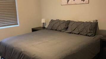 Tabla de planchar con plancha, wifi y ropa de cama