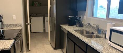 Een koelkast, een microgolfoven, een oven, een kookplaat