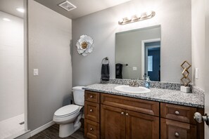 Hair dryer, towels - Stylish Brand New Pet Friendly Unit! (Kingman)