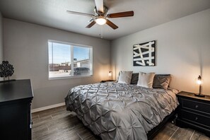 Iron/ironing board, WiFi, bed sheets - Stylish Brand New Pet Friendly Unit! (Kingman)