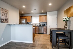 Fridge, microwave, oven, stovetop - Stylish Brand New Pet Friendly Unit! (Kingman)