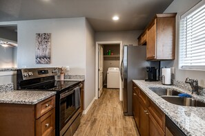 Fridge, microwave, oven, stovetop - Stylish Brand New Pet Friendly Unit! (Kingman)