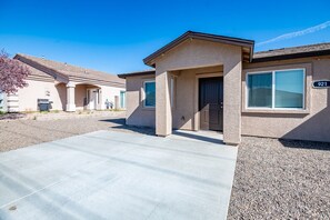 Exterior - Stylish Brand New Pet Friendly Unit! (Kingman)