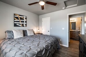 Iron/ironing board, WiFi, bed sheets - Stylish Brand New Pet Friendly Unit! (Kingman)