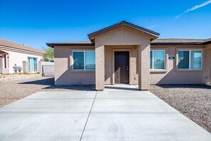 Exterior - Stylish Brand New Pet Friendly Unit! (Kingman)