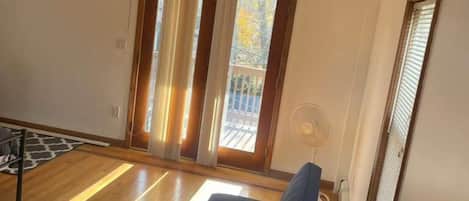 Een bureau, een laptopwerkplek, gratis wifi