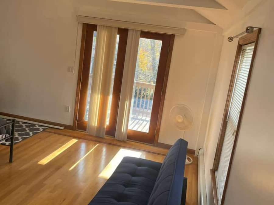 Skrivebord, skrivebord for bærbar PC og wi-fi (inkludert)