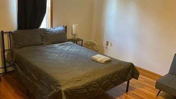 Schreibtisch, laptopgeeigneter Arbeitsplatz, kostenloses WLAN