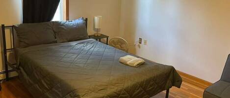 Skrivebord, skrivebord for bærbar PC og wi-fi (inkludert)