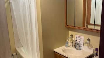 HandtĂŒcher, Seife, Shampoo, Toilettenpapier