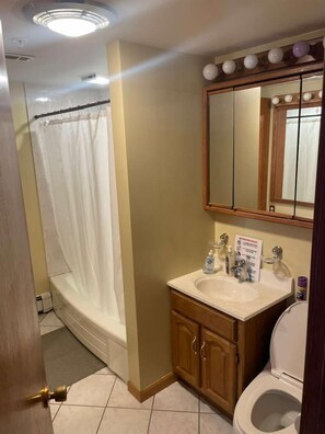 Serviettes fournies, savon, shampooing, papier de toilette