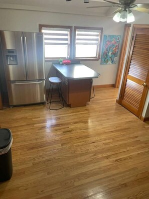 Desk, laptop workspace, free WiFi