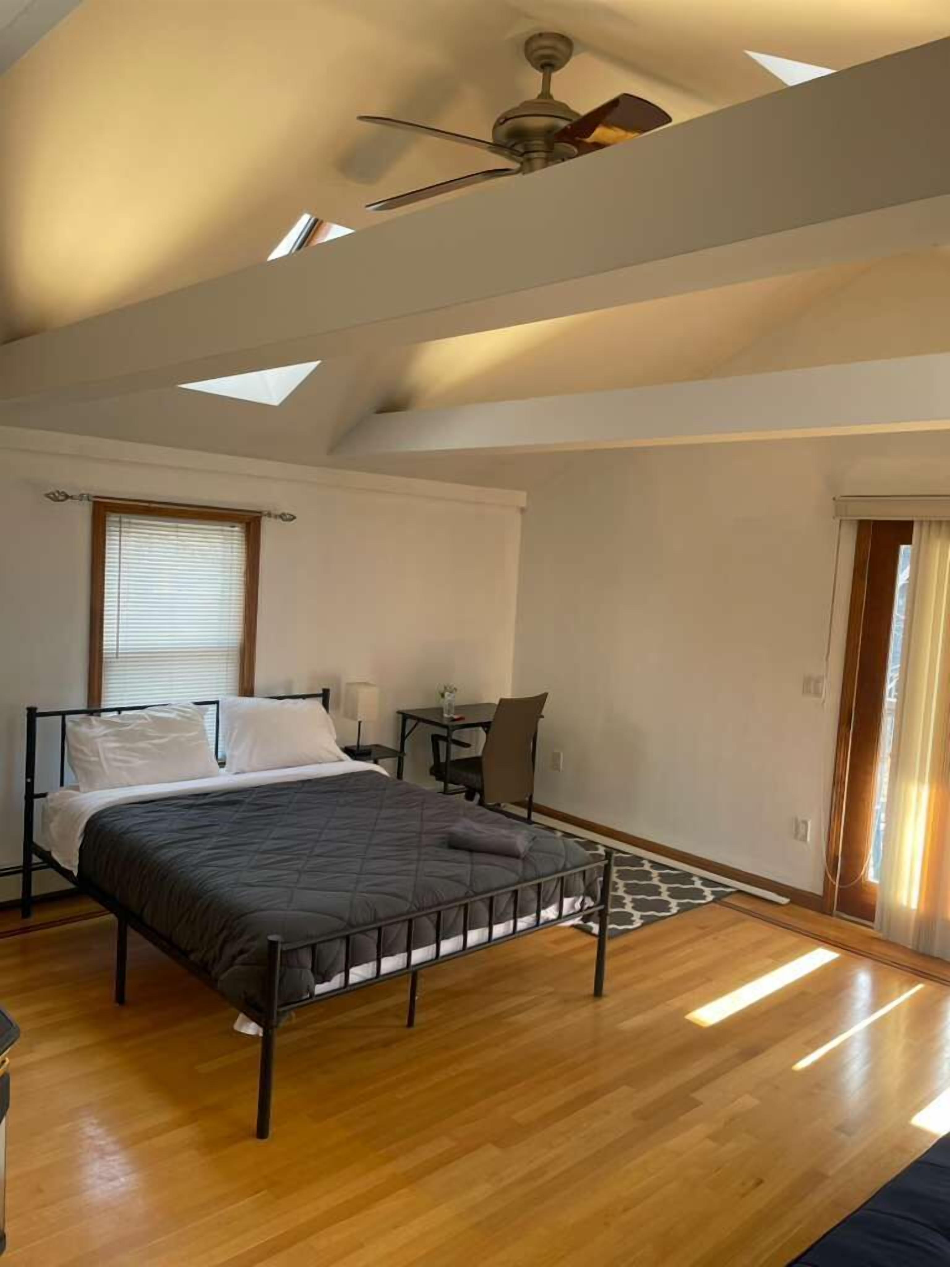 書桌、筆電工作空間、免費無線上網