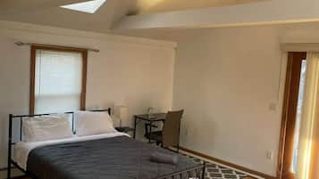 Desk, laptop workspace, free WiFi