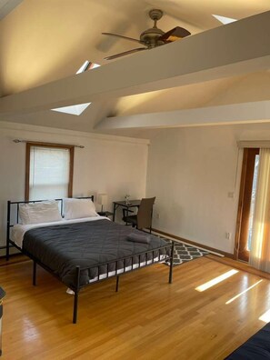 Desk, laptop workspace, free WiFi - Homestay Near Near Savin Hill Area (Boston)