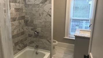 Eenvoudige kamer, 1 twee- of 2 eenpersoonsbedden | Badkamer | Handdoeken, zeep, shampoo, toiletpapier