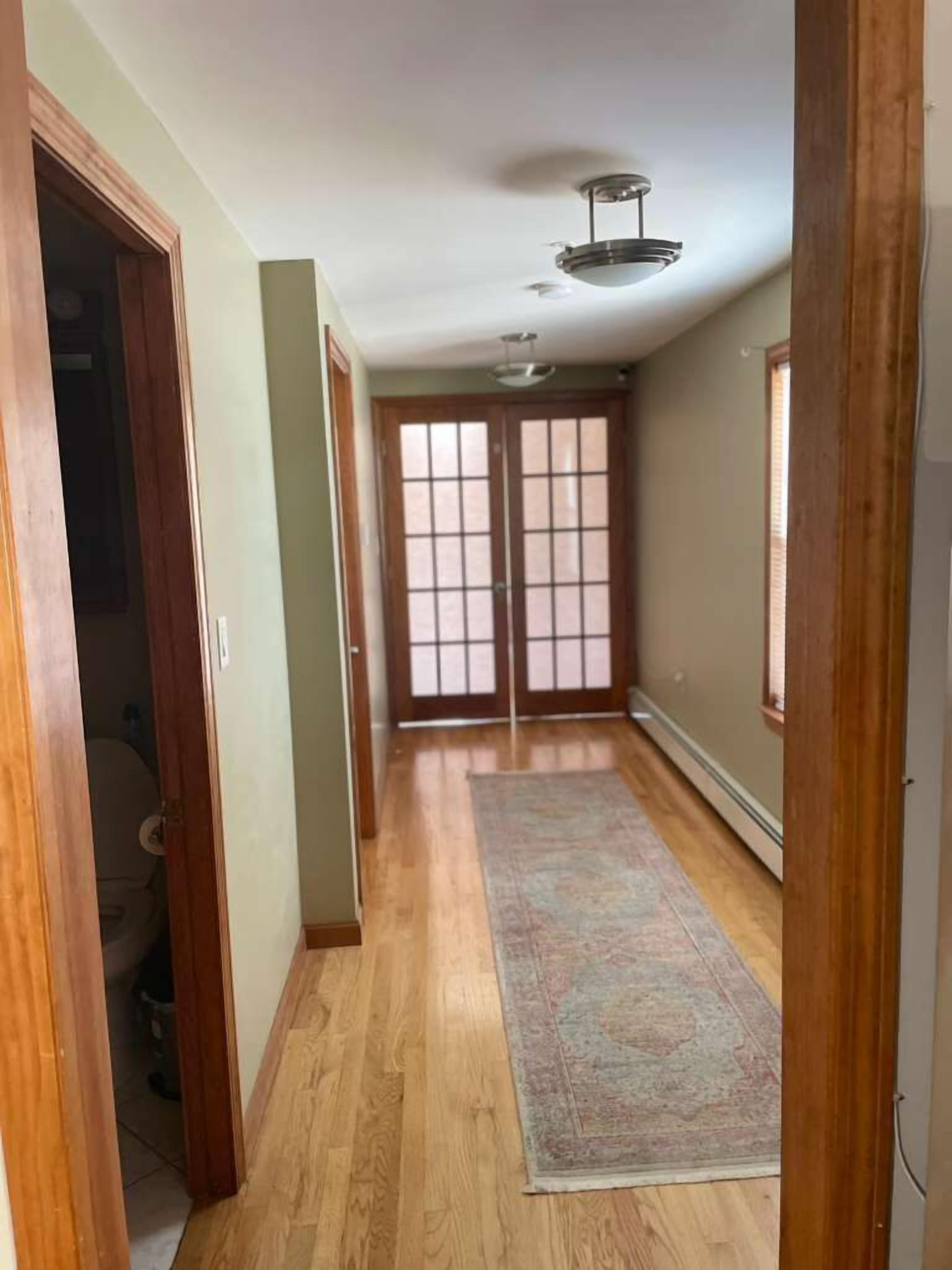 办公桌、笔记本电脑工作区、免费 WiFi