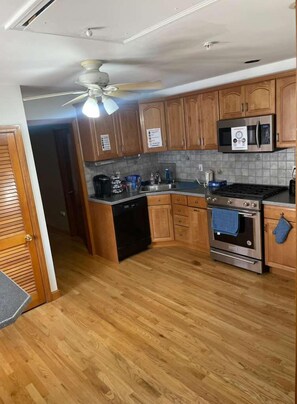 Réfrigérateur grande capacité avec congélateur, four à micro-ondes