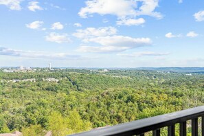 Property grounds - Branson Summer Condo Skyline Views 3 Min to Strip, Near SDC & Table Rock Lake (Branson)