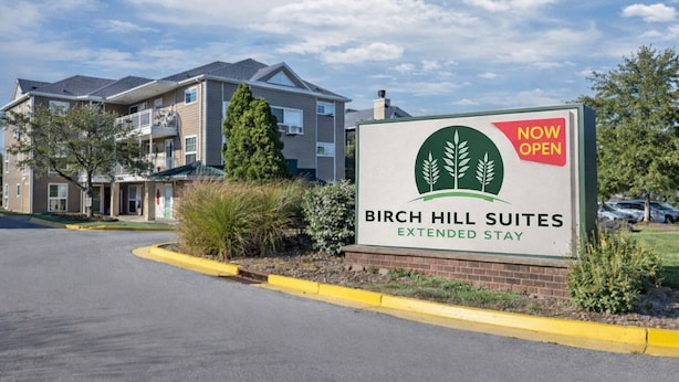 Segnale per Birch Hill Suites che indica la disponibilità per soggiorni prolungati.