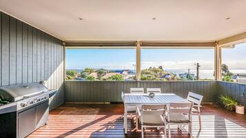 House, Valley View | Tempat makan luar