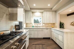 Fridge, microwave, oven, stovetop - Modern LA Oasis/Pool/Firepit/King/Soakingtub (Monrovia)