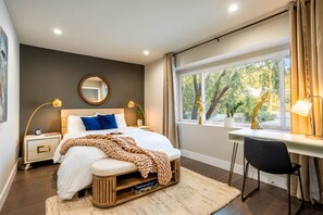 Desk, iron/ironing board, travel cot, WiFi - Modern LA Oasis/Pool/Firepit/King/Soakingtub (Monrovia)