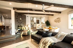TV, fireplace, stereo - Modern LA Oasis/Pool/Firepit/King/Soakingtub (Monrovia)