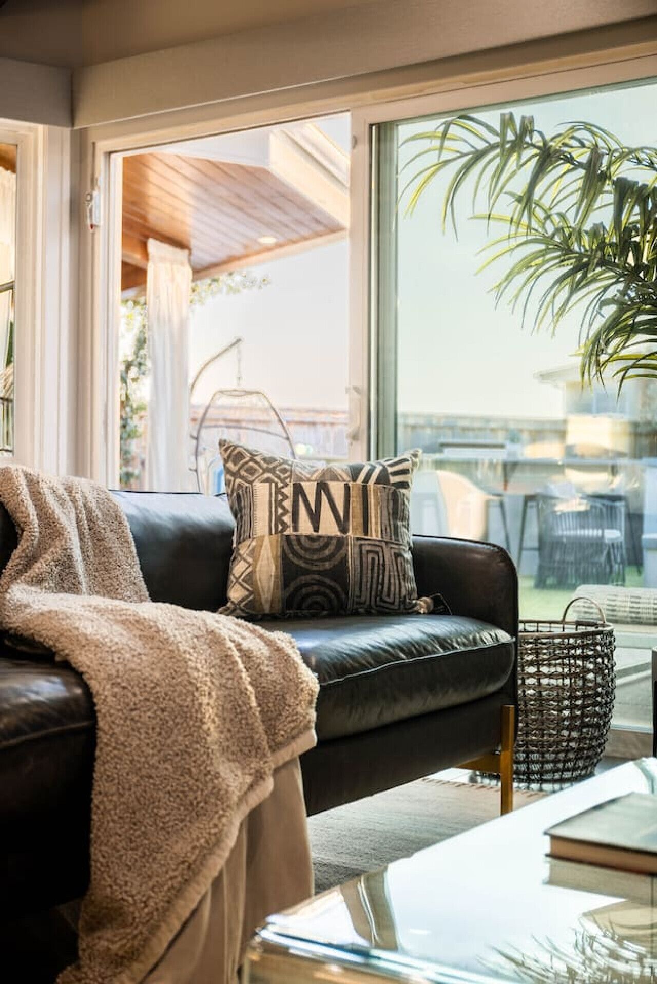 Televisión, chimenea y estéreo 