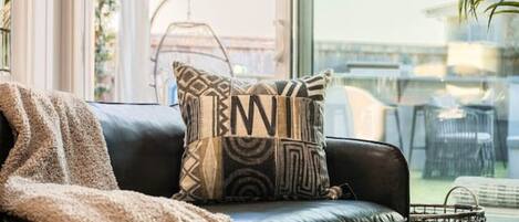 Televisión, chimenea y estéreo