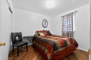 WiFi, bed sheets - Quaint St Louis Home ~ 6 Mi to Downtown! (St. Louis)