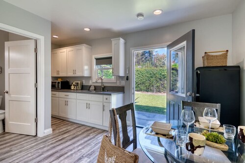 Studio Charmer In A Safe & Convenient Location