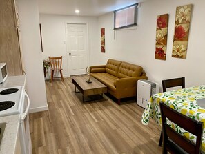Living area - A comfortable stay close to the university (Trois-Rivières)