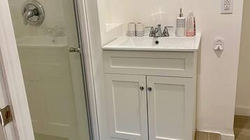 Bidet, serviettes fournies, papier toilette