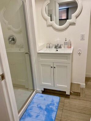 Bidet, serviettes fournies, papier toilette