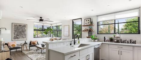 Jääkaappi, mikroaaltouuni, uuni, liesi