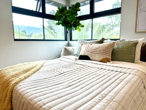 Skrivebord, strykejern/-brett, reiseseng for barn og wi-fi