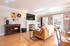 TV - Bungalow Beauty Near The Foothills (Monrovia)