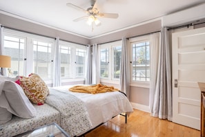 Desk, iron/ironing board, WiFi, bed sheets - Bungalow Beauty Near The Foothills (Monrovia)