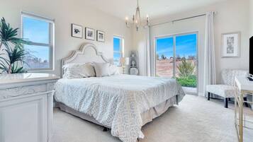 Escritorio, tabla de planchar con plancha, cuna de viaje y wifi