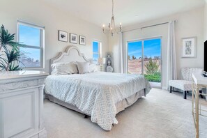 Escritorio, tabla de planchar con plancha, cuna de viaje y wifi