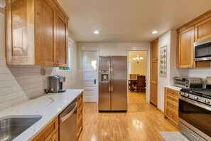 Fridge, microwave, oven, stovetop - Craftsmen Pool home with spacious backyard (Monrovia)