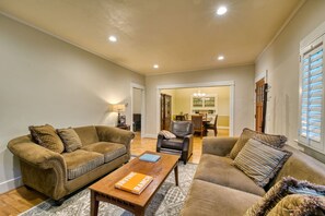 TV, fireplace - Craftsmen Pool home with spacious backyard (Monrovia)