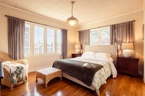 Työpöytä, silitysrauta/-lauta, Wi-Fi, vuodevaatteet