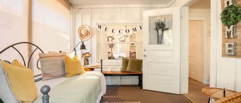 Desk, iron/ironing board, WiFi, bed sheets