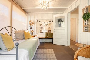 Työpöytä, silitysrauta/-lauta, Wi-Fi, vuodevaatteet